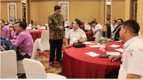 Muhammad saat bersemangat memaparkan materinya pada kegiatan Rakor Evaluasi Pengawasan Pemilihan 2024 yang di selenggarakan oleh Bawaslu Kalteng di Aquarius Boutique Hotel Palangka Raya, Rabu (5/3/2025). Foto : Danny Tri