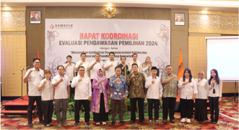Muhammad saat bersemangat memaparkan materinya pada kegiatan Rakor Evaluasi Pengawasan Pemilihan 2024 yang di selenggarakan oleh Bawaslu Kalteng di Aquarius Boutique Hotel Palangka Raya, Rabu (5/3/2025). Foto : Danny Tri