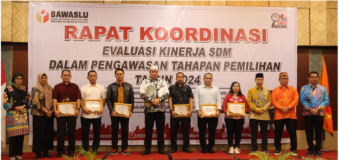 Anggota Bawaslu RI Herwyn J.H. Malonda saat sampaikan arahannya dan membuka kegiatan rapat Koordinasi Evaluasi Kinerja Sumber Daya Manusia (SDM) dalam Pengawasan Tahapan Pemilihan Tahun 2024, Foto : Danny (Humas Bawaslu Kalteng)