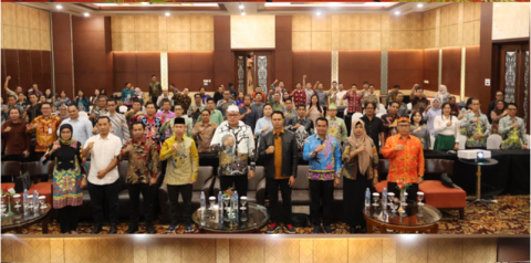 Anggota Bawaslu RI Herwyn J.H. Malonda saat sampaikan arahannya dan membuka kegiatan rapat Koordinasi Evaluasi Kinerja Sumber Daya Manusia (SDM) dalam Pengawasan Tahapan Pemilihan Tahun 2024, Foto : Danny (Humas Bawaslu Kalteng)