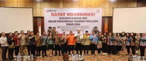 Anggota Bawaslu RI Herwyn J.H. Malonda saat sampaikan arahannya dan membuka kegiatan rapat Koordinasi Evaluasi Kinerja Sumber Daya Manusia (SDM) dalam Pengawasan Tahapan Pemilihan Tahun 2024, Foto : Danny (Humas Bawaslu Kalteng)