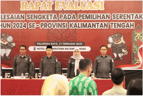 Ketua dan Anggota Bawaslu Kalteng dalam pembukaan kegiatan Rapat Evaluasi Penyelesaian Sengketa Pada Pemilihan Serentak Tahun 2024 Se-Provinsi Kalimantan Tengah, Palangka Raya, Senin (17/2/2025). Foto : Danny (Humas Bawaslu Kalteng).