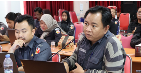 Kepala Sekretariat Bawaslu Kalteng Susilo pada saat memimpin rapat Konsolidasi Pengelolaan Keuangan Tahun 2025 dengan seluruh Bawaslu Kabupaten/Kota se-Kalimantan Tengah di Kantor Bawaslu Kalteng, Senin (3/2/2025). Foto : Nepi (Staf Analis Datin Bawaslu Kalteng)