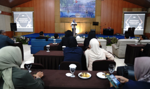 Anggota Bawaslu Lolly Suhenty saat memberikan sambutan dalam agenda Rapat Koordinasi Pasca Pilkada 2024 di Kota Bogor bersama Seluruh Jajaran Pengawas Pemilu di Kota Bogor, Jumat (24/1/2024).