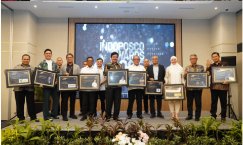 Kepala Biro Hukum dan Humas Bawaslu RI Agung Bagus Gede Bhayu Indraatmaja (kanan) saat menerima penghargaan sebagai Lembaga Penyelenggara Pemilu Paling Tepercaya dari Indopos.co