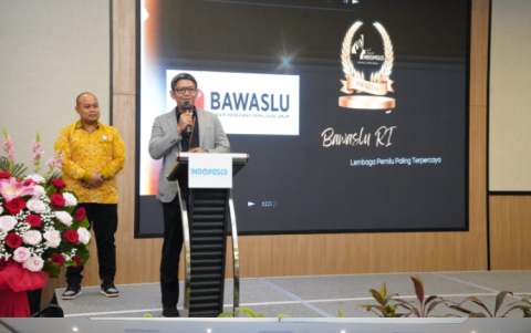 Kepala Biro Hukum dan Humas Bawaslu RI Agung Bagus Gede Bhayu Indraatmaja (kanan) saat menerima penghargaan sebagai Lembaga Penyelenggara Pemilu Paling Tepercaya dari Indopos.co