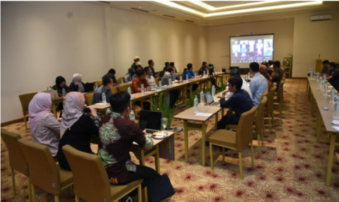 Anggota Bawaslu Lolly Suhenty didampingi Tenaga Ahli Iji Jaelani (kiri) dan Apriyanti Marwah (kanan) saat memimpin diskusi dalam Rapat Penyusunan Strategi Pengawasan Pemutakhiran Data Pemilih Berkelanjutan: Memperkuat Sistem Pengelolaan dan Analisis Data Pengawasan di Jakarta, Selasa (6/5/2025).