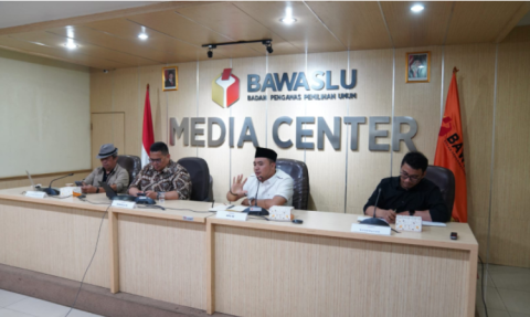 Ketua Bawaslu Rahmat Bagja saat memberikan materi dalam diskusi Bersama media dengan tema Kupas Tuntas Rencana Revisi Undang -Undang Pemilu dan Pemilihan, di Media Center Bawaslu, Kamis, (8/5/2025).