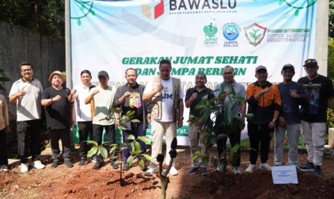 Anggota Bawaslu Herwyn JH Malonda saat memberikan sambutannya saat peluncuran Gerakan Jumat Sehati dan Jumpa Berlian di Kantor Bawaslu Kabupaten Bogor, Jumat (1/8/2025)/Foto: Publikasi dan Pemberitaan Bawaslu
