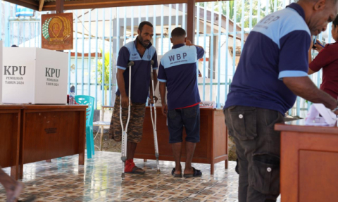 Anggota Bawaslu Herwyn JH Malonda saat mengawasi PSU di TPS Khusus 901 Lapas Narkotika Kampung Adat Bambar, Distrik Waibu, Kabupaten Jayapura, Papua, Rabu (6/8/2025)/Foto: Publikasi dan Pemberitaan Bawaslu