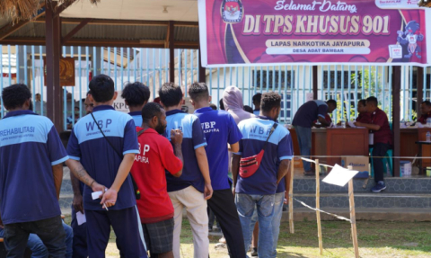 Anggota Bawaslu Herwyn JH Malonda saat mengawasi PSU di TPS Khusus 901 Lapas Narkotika Kampung Adat Bambar, Distrik Waibu, Kabupaten Jayapura, Papua, Rabu (6/8/2025)/Foto: Publikasi dan Pemberitaan Bawaslu
