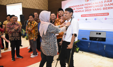 Anggota Bawaslu Lolly Suhenty saat menyampaikan arahannya dalam kegiatan Pendidikan Pengawas Partisipatif bertema Berfungsi dan Bergerak Untuk Pemilu 2029 yang Bermartabat, di Bogor, Jawa Barat, Jumat (1/8/2025) malam.