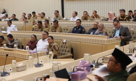 Suasana Rapat Dengar Pendapat (RDP) antara DPR RI bersama Bawaslu, KPU, DKPP, dan Kemendagri pada Senin (5/5/2025).