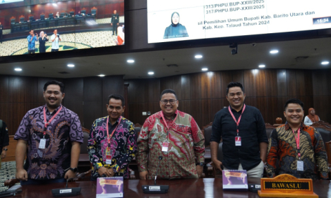 Suasana sidang pembacaan putusan dua perkara Perselisihan Hasil Pemilihan (PHP) hasil Pemungutan Suara Ulang (PSU) di Mahkamah Konsitusi (MK) di Jakarta, Rabu (14/5/2025)