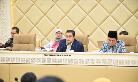 Ketua Bawaslu Rahmat Bagja didampingi Anggota Bawaslu Puadi dalam rapat dengar pendapat bersama Komisi II DPR RI, Pemerintah, KPU, dan DKPP di Gedung DPR/MPR, Jakarta, Senin (10/3/2025).