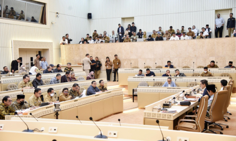 Ketua Bawaslu Rahmat Bagja didampingi Anggota Bawaslu Puadi dalam rapat dengar pendapat bersama Komisi II DPR RI, Pemerintah, KPU, dan DKPP di Gedung DPR/MPR, Jakarta, Senin (10/3/2025).
