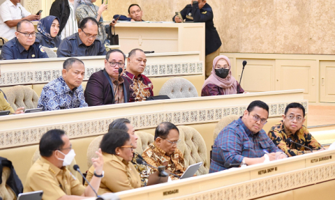 Ketua Bawaslu Rahmat Bagja didampingi Anggota Bawaslu Puadi dalam rapat dengar pendapat bersama Komisi II DPR RI, Pemerintah, KPU, dan DKPP di Gedung DPR/MPR, Jakarta, Senin (10/3/2025).