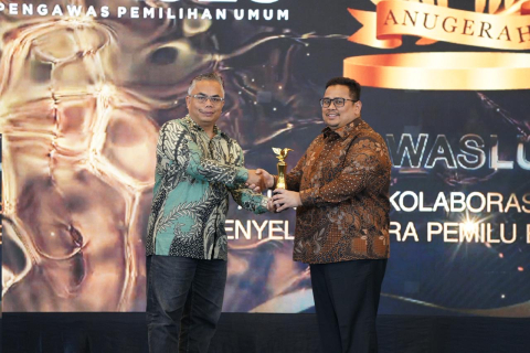 etua Bawaslu Rahmat Bagja menerima penghargaan Anugerah Kolaborasi Strategis Penyelenggara Pemilu bersama Media yang diserahkan oleh Wakil Pemred INDOPOSCO Folber Siallaga di Jakarta, Selasa (3/2/2026).