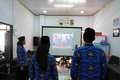 Foto Pegawai Negeri Sipil, Novita Dian Pertiwi dan Binsar T.L.N Panjaitan, mengikuti prosesi pelantikan secara daring dari Kantor Bawaslu Kabupaten Barito Selatan.