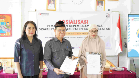 Foto kegiatan Penandatanganan Nota Kesepahaman (MoU) antara Bawaslu Kabupaten Barito Selatan dan SKH Negeri 2 Buntok yang dirangkaikan dengan Sosialisasi Kepemiluan kepada Disabilitas, Senin (08/06/2026). 