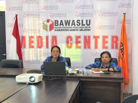 Foto Kepala Sekretariat Bawaslu Kabupaten Barito Selatan, Milla Erawati, bersama Kepala Subbagian Administrasi, Nirmala megikuti Rapat terkait Pengisian Jabatan Fungsional di Bawaslu, Kamis (01/10/2026).