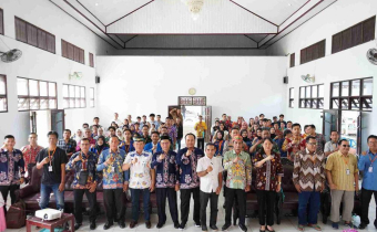 Foto Bersama Sosialisasi Pengawasan Pemilu Pemuktahiran Data dan Penyusunan Daftar Pemilih Dalam Menghadapi Pemilihan Serentak Gubernur dan Wakil Gubernur, Bupati dan Wakil Bupati Tahun 2024.