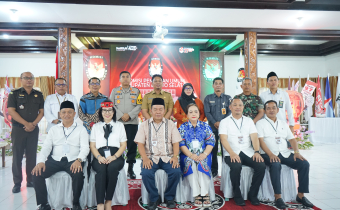 Ketua Bawaslu Kabupaten Barito Selatan Bapak Suwarsono Awasi Melekat Pengundian Nomor Urut Pasangan Calon Bupati dan Calon Wakil Bupati Pemilihan Kepala Daerah 2024.