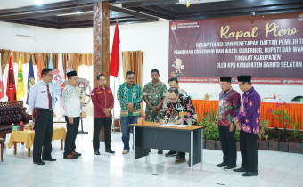 Foto Anggota Bawaslu Kabupaten Barito Selatan Divisi Pencegahan, Partisipasi Masyarakat dan Hubungan Masyarakat Bapak Su'aib melakukan pengawasan Langsung terhadap Rapat Pleno Penetapan Daftar Pemilih Tetap (DPT) Pilkada Tahun 2024.