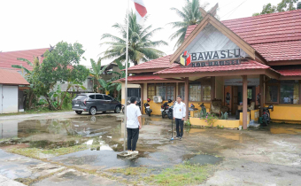 Bawaslu Barsel melaksanakan apel dalam rangka merayakan HUT ke-17 Bawaslu, Buntok, Rabu (9/4/2025)
