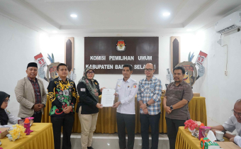 Foto Bersama KPU dan Bawaslu Penyerahan Barita Acara Pemutakhiran Data Pemilih Berkelanjutan (PDPB) Triwulan II Tahun 2025, Buntok, (2/7/2025)