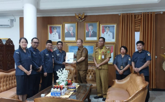 Foto bersama Bawaslu dengan Bupati Barito Selatan penyampaian laporan penanggungjawaban penggunaan dana hibah Pemilihan Bupati dan Wakil Bupati Barito Selatan Tahun 2024, Buntok, 5 Mei 2025
