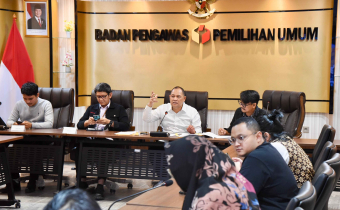 Anggota Bawaslu Totok Hariyono dalam Rapat Pembahasan Pelaksanaan Pemungutan Suara Ulang di Jakarta, Rabu (12/3/2025).