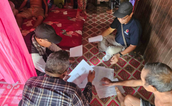 Anggota Bawaslu Kabupaten Barito Selatan Su'aib melakukan pengawasan langsung pelaksanaan Coktas, Sabtu (27/09/2025).
