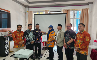 Foto Bawaslu Kabupaten Barito Selatan Bersama KPU Kabupaten Barito Selatan Penyerahan Berita Acacar Pleno PDPB Triwulan 3 Tahun 2025, Kamis (2/10/2025)