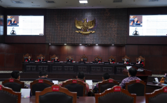 Suasana sidang pembacaan putusan dua perkara Perselisihan Hasil Pemilihan (PHP) hasil Pemungutan Suara Ulang (PSU) di Mahkamah Konsitusi (MK) di Jakarta, Rabu (14/5/2025)