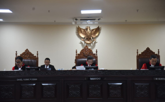 Majelis sidang gugatan sengketa hasil untuk tujuh daerah yang melaksanakan Pemungutan Suara Ulang (PSU) Pemilihan 2024 di Mahkamah Konstitusi (MK), Jumat (25/4/2025).