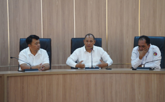 Anggota Bawaslu Totok Hariyono saat menyambut CPNS Bagian Hukum di Gedung Bawaslu, Jakarta pada Senin (16/6/2025).