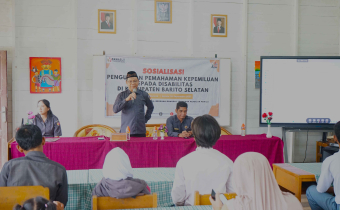 Anggota Bawaslu Barsel Su'aib penyampaian materi penguatan pemahaman tentang kepemiluan bagi disabilitas di SKH 2 Buntok, Selasa (30/09/2025).