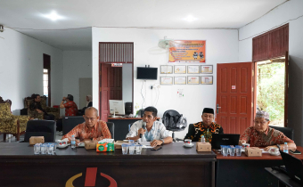 Foto Kegiatan Rapat dalam kantor Pengawasan Pemutakhiran Daftar Pemilih Tetap Berkelanjutan (PDPB), Jum'at (31/10/2025)