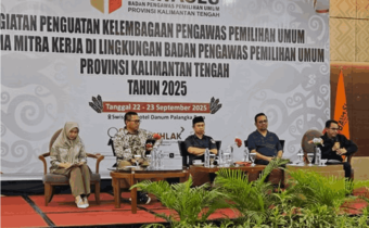 Ketua, Anggota dan Kepala Sekretariat Bawaslu Kalteng sebagai narasumber pada diskusi dan tanya jawab pada peserta hari kedua Kegiatan Penguatan Kelembagaan Pengawas Pemilihan Umum Bersama Mitra Kerja di Lingkungan Badan Pengawas Pemilihan Umum Provinsi Kalimantan Tengah Tahun 2025, bertempat di Swiss-Belhotel Danum Palangka Raya, Selasa (23/9/2025). Foto : Danny (PKPP Ahli Pertama)