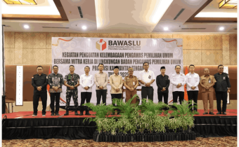 Foto Bersama usai Pembukaan Kegiatan Penguatan Kelembagaan Bersama Mitra Kerja di Lingkuan Bawaslu Provinsi Kalimantan Tengah, Palangka Raya, Senin (22/9/2025). Foto : Danny Tri.