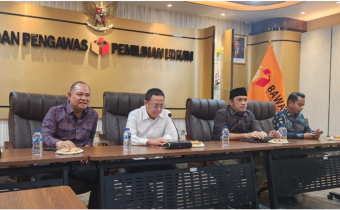 Dari kiri Anggota Bawaslu Totok Haryono, Puadi dan Herwyn JH Malonda (secara daring) saat memberikan arahan dalam Rakor serta penyusunan Daftar Inventarisasi Masalah (DIM) sejumlah Peraturan Bawaslu (Perbawaslu) yang berkaitan dengan sumber daya manusia (SDM) pengawas pemilu, Jakarta, Jumat (4/7/2025). Foto: Benny Setia