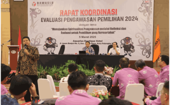 Muhammad saat bersemangat memaparkan materinya pada kegiatan Rakor Evaluasi Pengawasan Pemilihan 2024 yang di selenggarakan oleh Bawaslu Kalteng di Aquarius Boutique Hotel Palangka Raya, Rabu (5/3/2025). Foto : Danny Tri