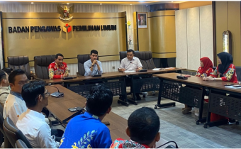 Anggota Bawaslu Kalteng Kristaten Jon sampaikan maksud dan tujuan kedatangan di Bawaslu RI, Jakarta, Rabu (26/2/2025). Foto: Danny