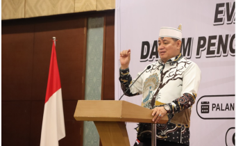 Anggota Bawaslu RI Herwyn J.H. Malonda saat sampaikan arahannya dan membuka kegiatan rapat Koordinasi Evaluasi Kinerja Sumber Daya Manusia (SDM) dalam Pengawasan Tahapan Pemilihan Tahun 2024, Foto : Danny (Humas Bawaslu Kalteng)