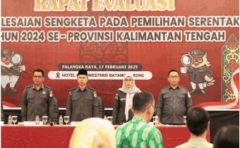 Ketua dan Anggota Bawaslu Kalteng dalam pembukaan kegiatan Rapat Evaluasi Penyelesaian Sengketa Pada Pemilihan Serentak Tahun 2024 Se-Provinsi Kalimantan Tengah, Palangka Raya, Senin (17/2/2025). Foto : Danny (Humas Bawaslu Kalteng).
