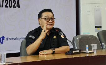 Kepala Sekretariat Bawaslu Kalteng Susilo pada saat memimpin rapat Konsolidasi Pengelolaan Keuangan Tahun 2025 dengan seluruh Bawaslu Kabupaten/Kota se-Kalimantan Tengah di Kantor Bawaslu Kalteng, Senin (3/2/2025). Foto : Nepi (Staf Analis Datin Bawaslu Kalteng)