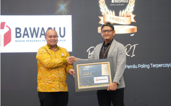 Kepala Biro Hukum dan Humas Bawaslu RI Agung Bagus Gede Bhayu Indraatmaja (kanan) saat menerima penghargaan sebagai Lembaga Penyelenggara Pemilu Paling Tepercaya dari Indopos.co