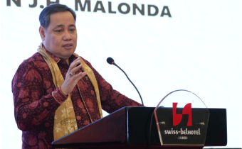 Anggota Bawaslu Herwyn JH Malonda saat menutup kegiatan Rapat Kerja Evaluasi Pelaksanaan Tahapan Pembentukan Pengawas Pemilu Ad Hoc Pada Pengawasan Pemilu dan Pemilihan 2024, di Jambi, Selasa, (25/2/2025) malam.