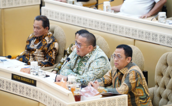 Ketua Bawaslu Rahmat Bagja saat menghadiri Rapat Dengar Pendapat di ruang rapat Komisi II DPR RI, Rabu (22/01/2025).